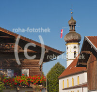 fileadmin/roha/images_galerie/orte_landschaft/Grassau/GRAS-ROTT-0008-D-roha-Grassau-Rottau-Kirche-Zwiebelturm-Kirchweih-Fahne-Kirchturm-Uhr-Bauernhof_Kopie.jpg