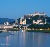 fileadmin/roha/images_galerie/orte_landschaft/Salzburg/Nacht-Salzburg/SA-ALTST-NACHT-0007-0-11-D-roha-Salzburg-Altstadt-Nacht-Salzach-Dom-Festung-Kollegienkirche.png