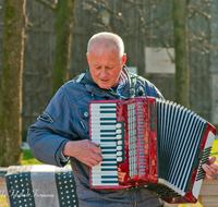 fileadmin/roha/images_galerie/orte_landschaft/Salzburg/Menschen-Gruenmarkt/SA-LEUT-MUSIK-0005-roha-Salzburg-Leute-Musikant-Akkordeon-Mirabellgarten.png