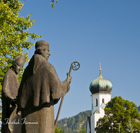 fileadmin/roha/images_galerie/orte_landschaft/Berchtesgaden/Bischofswiesen/BGD-BISCH-BRUN-0001-D-roha-Berchtesgaden-Bischofswiesen-Kirchturm-Brunnen.png