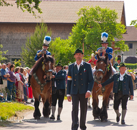 fileadmin/roha/images_galerie/brauchtum/Leonhardiritt/Holzhausen_01/BR-PFRI-HOLZ-0139-1-D-roha-Brauchtum-Pferdeumritt-Holzhausen-Teisendorf-Leonhardiritt-Pferd-Reiter-Postillon.png