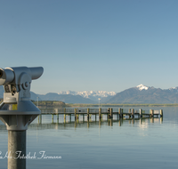 fileadmin/roha/images_galerie/orte_landschaft/Chiemsee/CHIE-CHIEM-STRA-0004-D-roha-Chiemsee-Chieming-Strand-Fernrohr-Steg-Berge-Kampenwand-Fruehling.png