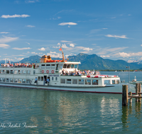 fileadmin/roha/images_galerie/orte_landschaft/Chiemsee/CHIE-SCHIFF-0018-D-roha-Chiemsee-Schiff-Fahrt-Schifffahrt-Berge-Panorama.png