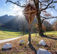 fileadmin/roha/images_galerie/kirche_religion/Bad_Reichenhall/KKKM-BAD-REI-GRUT-0003-D-roha-Wegkreuz-Gruttenstein-Bad-Reichenhall-Rad.png