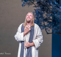 fileadmin/roha/images_galerie/orte_landschaft/Oberammergau/Passion/OBERA-PASS-0270-1854-0-01-D-roha-Oberammergau-Passion-Spiele-Jesus-Kreuz-Christus-Oelberg.png