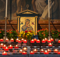 fileadmin/roha/images_galerie/orte_landschaft/Salzburg/Dom/SA-DOM-0010-1-D-roha-Salzburg-Dom-Maria-Hilf-Altar-Kerze.png