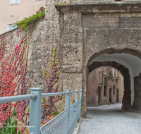 fileadmin/roha/images_galerie/orte_landschaft/Salzburg/Steingasse/SA-STEING-0002-D-roha-Salzburg-Steintor-Tor-Steingasse-Kopfsteinpflaster.png