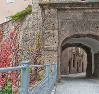 fileadmin/roha/images_galerie/orte_landschaft/Salzburg/Steingasse/SA-STEING-0002-D-roha-Salzburg-Steintor-Tor-Steingasse-Kopfsteinpflaster.png