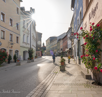 fileadmin/roha/images_galerie/orte_landschaft/Teisendorf/Teisendorf-Markt/TEI-MA-0026-04-D-roha-Teisendorf-Markt-Strasse-Sonne.png