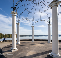 fileadmin/roha/images_galerie/orte_landschaft/Waging/WAG-STRANDK-0027-D-roha-Waging-Strandkurhaus-Park-Herbst-Pavillon.png