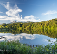 fileadmin/roha/images_galerie/orte_landschaft/Anger/Hoeglwoerth/AN-HOE-SEE-0001-D-roha-Anger-Hoeglwoerth-See-Spiegelung-Hochstaufen-Zwiesel.png