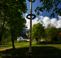 fileadmin/roha/images_galerie/orte_landschaft/Anger/Aufham/AUF-0012-11-D-roha-Aufham-Anger-Dorfplatz-Maibaum-Kirche.png