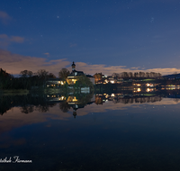 fileadmin/roha/images_galerie/brauchtum/Weihnachten-Laternenzauber-Anger/BR-WEIH-HOE-LA-2018-12-21-1728-D-roha-Brauchtum-Weihnachten-Hoeglwoerth-See-Anger-Laternenzauber-Kloster.png