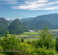 fileadmin/roha/images_galerie/orte_landschaft/Inzell/INZ-0114-D-roha-Inzell-Berge-Rauschberg-Panorama-Eisstadion.png