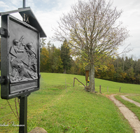 fileadmin/roha/images_galerie/kirche_religion/Ainring-Kreuzweg/KKKM-AINR-KR-09-0038-D-roha-Kreuzweg-Ainring-Ulrichshoegl-Herbst-Wegkreuz.png