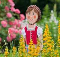 fileadmin/roha/images_galerie/Baum-natur-garten/Haus-Blumenschmuck-Deko/LANDA-GART-MAED-0008-D-roha-Landart-Deko-Garten-Dirndl-Blumenschmuck-Tracht.png