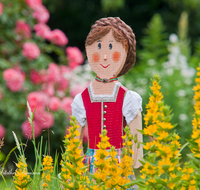 fileadmin/roha/images_galerie/Baum-natur-garten/Haus-Blumenschmuck-Deko/LANDA-GART-MAED-0008-D-roha-Landart-Deko-Garten-Dirndl-Blumenschmuck-Tracht.png