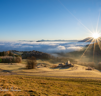 fileadmin/roha/images_galerie/orte_landschaft/Anger/Anger/Anger-Stimmung/SO-AU-ANG-STOISSB-0002-0800-01-D-roha-Sonnenaufgang-Anger-Stoissberg-Neuhaus.png