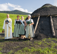 fileadmin/roha/images_galerie/orte_landschaft/Teisendorf/Neukirchen/TEI-NEUK-KOEHL-0030-1728-01-D-roha-Neukirchen-Kohlenmeiler-Brauchtum-Koehler-Liesl-Anzuenden.png