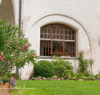 fileadmin/roha/images_galerie/orte_landschaft/Tittmoning/TITTM-BURG-0022-D-roha-Tittmoning-Burg-Mauer-Fenster-Heimatmurseum-Innenhof.png