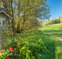 fileadmin/roha/images_galerie/kirche_religion/Tei-Wei-Rosenkranzweg/KKKM-TEI-WEI-ROS-04-0003-D-roha-Wegkreuz-Rosenkranz-Station-Teisendorf-Weildorf-Weg.png