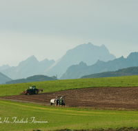 fileadmin/roha/images_galerie/Landwirtschaft/LANDW-MASCH-FEL-0007-D-roha-Landwirtschaft-Feld-Traktor-Sillersdorf-Watzmann-Lattengebirge-Johannishoegl.png