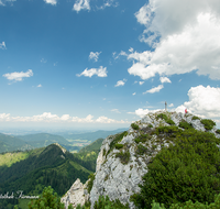 fileadmin/roha/images_galerie/orte_landschaft/Ruhpolding/RUH-HOERNDL-KR-0011-D-roha-Ruhpolding-Hoerndlwand-Gipfel-Kreuz.png