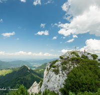 fileadmin/roha/images_galerie/orte_landschaft/Ruhpolding/RUH-HOERNDL-KR-0011-D-roha-Ruhpolding-Hoerndlwand-Gipfel-Kreuz.png