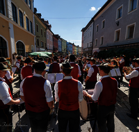 fileadmin/roha/images_galerie/orte_landschaft/Teisendorf/Teisendorf-Marktstrasse-Konzert/TEI-MA-STA-KON-2024-1-4076-D-roha--Teisendorf-Marktstrasse-Standkonzert.png