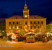 fileadmin/roha/images_galerie/brauchtum/Weihnachten/Christkindlmarkt-Bad-Reichenhall/BAD-REI-CHRIST-0031-D-roha-Bad-Reichenhall-Christkindlmarkt-Weihnachten-Rathaus-Schnee-Winter.png