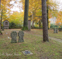 fileadmin/roha/images_galerie/kirche_religion/Laufen_-_Leobendorf/KKKM-LAUF-LEOB-UKR-0002-D-roha-Friedhof-Laufen-Leobendorf-Ukrainer-Kreuz-Gedenktafel-Herbst-Wald.png