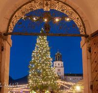 fileadmin/roha/images_galerie/brauchtum/Weihnachten/Christkindlmarkt-Salzburg/SA-CHRISTK-0001-D-roha-Salzburg-Christkindlmarkt-Residenzplatz-Glockenspiel-Turmuhr-Christbaum.png