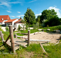 fileadmin/roha/images_galerie/orte_landschaft/Saaldorf/SAAL-SURH-DORFPL-0007-D-roha-Saaldorf-Surheim-Dorfplatz-Kirche-Spielplatz.png