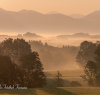 fileadmin/roha/images_galerie/stimmung-Sonne/STIM-TEI-WANN-0001-D-roha-Stimmung-Teisendorf-Wannersdorf-Sonnenaufgang-Nebel.png