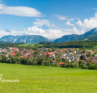 fileadmin/roha/images_galerie/orte_landschaft/Teisendorf/TEI-NORD-WEST-PAN-0004-D-M-roha-Teisendorf-Panorama-Untersberg-Hochstaufen-Zwiesel-Teisenberg.png