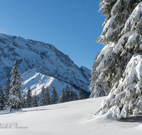 fileadmin/roha/images_galerie/orte_landschaft/Berchtesgaden/Rossfeld-Goell/BGD-ROSSF-GOELL-0011-D-roha-Berchtesgaden-Rossfeld-Goell-Purtschellerhaus-Winter.png