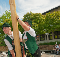 fileadmin/roha/images_galerie/brauchtum/Maibaum/Teisendorf/BR-MAIB-TEI-0051-D-roha-Brauchtum-Maibaum-Teisendorf-Marktplatz-Tracht.png