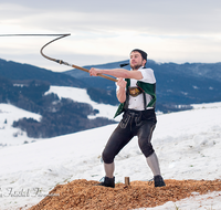 fileadmin/roha/images_galerie/brauchtum/Schnalzen/Anger-Piding-Aufham-Hoegl/BR-SCHNA-ANG-1454-01-D-M-roha-Brauchtum-Aper-Schnalzen-Anger-Aufham-Piding-Winter-Schnee.png