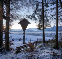 fileadmin/roha/images_galerie/stimmung-Sonne/Sonnenaufgang/SO-AU-TEIS-0003-0742-01-D-roha-Sonnenaufgang-Teisendorf-Schelmberg-Wegkreuz.png