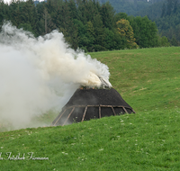 fileadmin/roha/images_galerie/orte_landschaft/Teisendorf/Neukirchen/TEI-NEUK-KOEHL-0024-00-05-D-roha-Neukirchen-Kohlenmeiler-Brauchtum.png