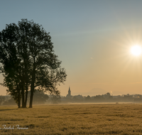 fileadmin/roha/images_galerie/orte_landschaft/Teisendorf/TEI-SA-0004-0809-D-roha-Teisendorf-Sonnenaufgang-Kirche.png