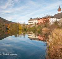 fileadmin/roha/images_galerie/orte_landschaft/Anger/Hoeglwoerth/AN-HOE-0059-D-roha-Anger-Hoeglwoerth-Herbst-See-Kloster.png