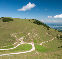 fileadmin/roha/images_galerie/orte_landschaft/Aschau/ASCHAU-KAMP-0009-02-D-roha-Aschau-Kampenwand-Chiemsee.png