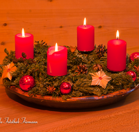 fileadmin/roha/images_galerie/brauchtum/Weihnachten/BR-WEIH-KERZE-AD-KR-0022-D-F-roha-Brauchtum-Weihnachten-Advent-Kranz-Vier-Kerzen.png