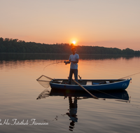 fileadmin/roha/images_galerie/Menschen/FISCH-ABTSD-0001-18-D-roha-Fischer-Boot-Wasser-Sonnenuntergang-Laufen-Leobendorf-Abtsdorfer-See-Angel-Rute.png