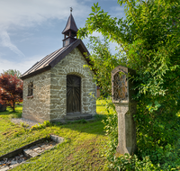 fileadmin/roha/images_galerie/kirche_religion/Teisendorf/KKKM-TEIS-UFER-L-0100-D-M-roha-Kapelle-Bildstock-Teisendorf-Ufering-Linden.png