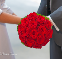 fileadmin/roha/images_galerie/dies_das/LANDA-BRAUT-STR-0007-D-roha-Landart-Braut-Strauss-Hochzeit-Rosen-Hand.png