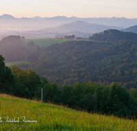 fileadmin/roha/images_galerie/orte_landschaft/Teisendorf/Neukirchen/LANDS-NEUK-0001-D-roha-Landschaft-Teisendorf-Neukirchen-Panorama-Sonnenaufgang-Hochhorn.png