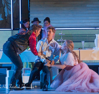 fileadmin/roha/images_galerie/orte_landschaft/Salzburg/Jedermann/2017/SA-KU-JEDERM-2017-2146-02-D-roha-Salzburg-Festspiele-Jedermann-Theater-Buhlschaft-Reinsperger-Gsell-Koffler-Moretti.png