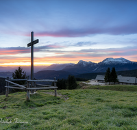 fileadmin/roha/images_galerie/orte_landschaft/Stoisser-Alm/SON-AU-STOISS-A-0002-0720-D-roha-Sonnenaufgang-Stoisser-Alm-Teisenberg-Kreuz.png